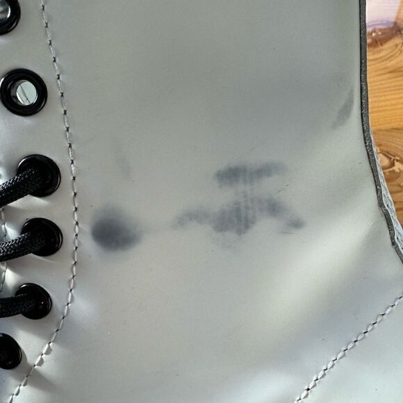 The iconic 1460 8-eye combat boot from Dr. Martens - Picture 2 of 9